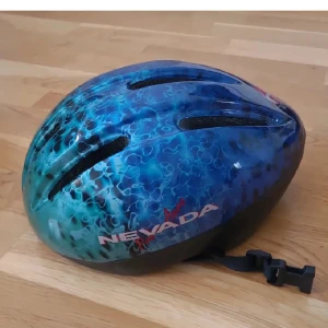 Hjälm - Cykelhjälm i märket Nevada Helmets. 54-58cm, M/S. Kan fraktas men köparen står för frakten 💓
