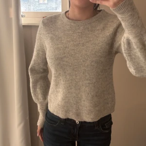 Grå stickad tröja  - Säljer en mysig grå stickad tröja från NA-KD. 💞