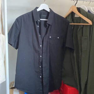 Svart kortärmad skjorta från Uniqlo - Kortärmad skjorta från Matinique, knappast använd, mycket skönt material samt väldigt skön passform. Style: Scaran SS