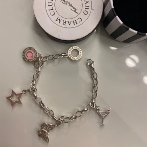 Thomas Sabo armband + berlocker - Säljer mitt super fina armband från Thomas sabo + alla berlockerna som är på bilden! 😇
