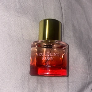 Sparkling Ruby parfym från Sense - En snygg parfymflaska från Sense med namnet Sparkling Ruby.  Perfekt för dig som gillar fräscha och glittrande dofter.💞 30ml men använd lite.