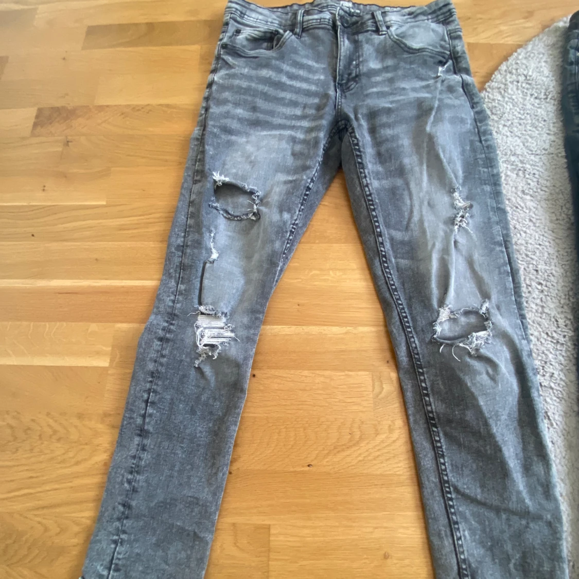 Grå slitna jeans från FSBN