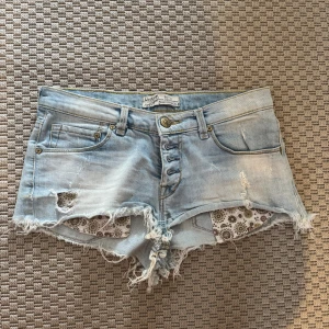 Ljus blåa low waist shorts 🩷 - Sååå fina shorts, perfekt till sommaren och så najs när man är lite solbränd 🩷💛  Midjemått : 38,5cm rakt över 