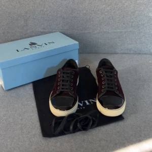 Lanvin skor - Lanvin Cap Toe sneaker | Väldigt snygga | Väldigt bra skick | Allt ingår! | Pris går att diskutera vid snabb affär | Fraktas samma dag 🚚📦| Kontakta privat vid fler frågor eller funderingar ✔️
