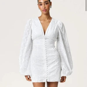 Adoore klänning - Säljer min fina adoore klännning. Den är i jättefint skick och passar till sommarkvällar och student. 🩷 skriv för egna bilder. 