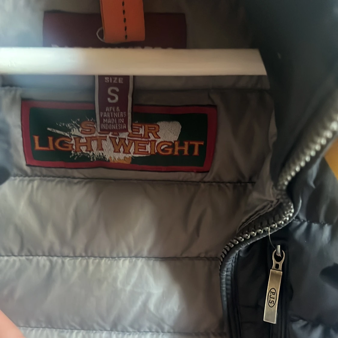 Svart dunväst Super Lightweigh har två små hål annars bra sik - 1