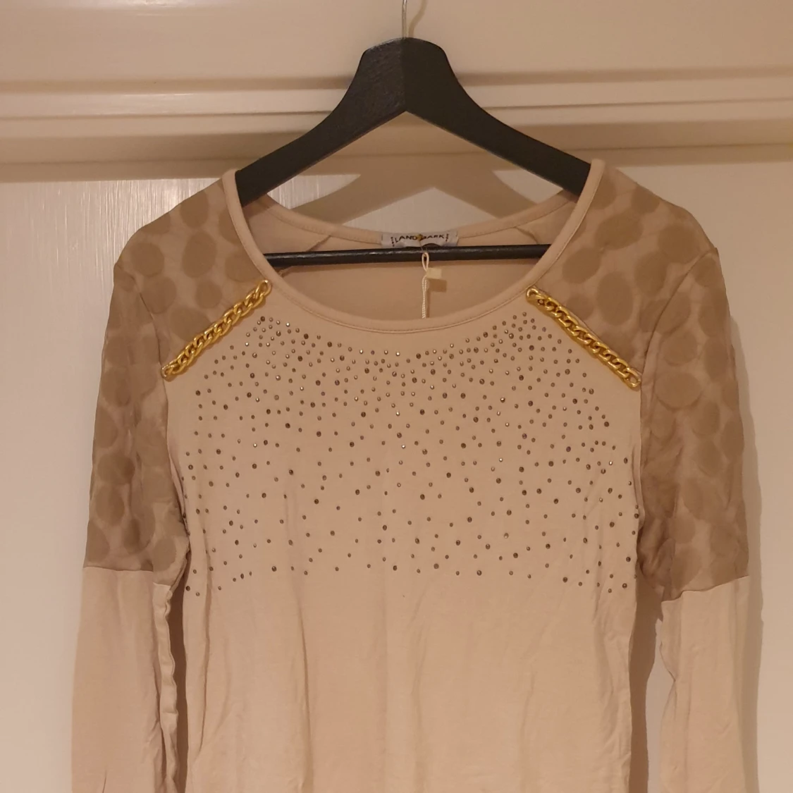 Beige långärmad topp med kedjedetaljer och nitar från Landmark - 1
