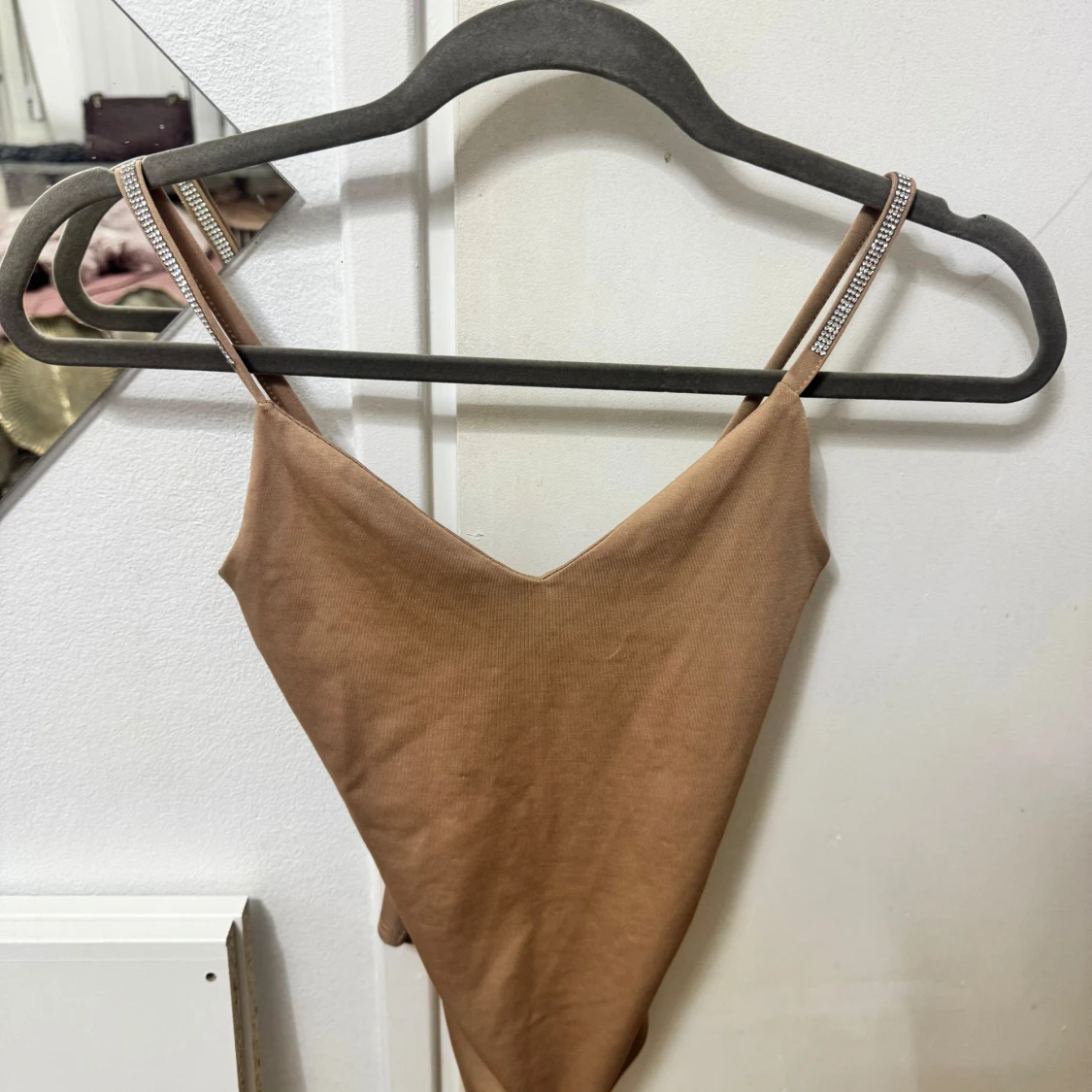 Beige bodysuit med strassband