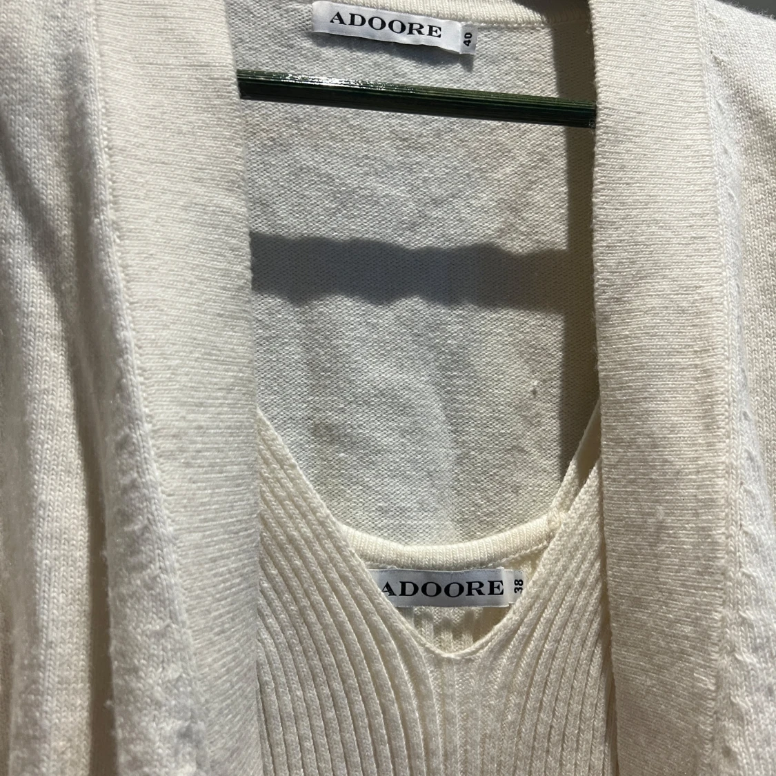 Vit ribbad långklänning med kofta från Adoore
