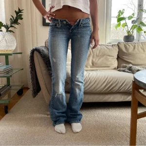 Lowwaist bootcut jeans - Säljer ett par sååå snygga ljusblå och lowwaisted jeans!! Säljer då de är lite för små. Bilderna är från tjejen jag köpte de av, och tjejen på bilden är 169! 