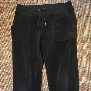 Svarta velourbyxor från Juicy Couture - Mysiga svarta velourbyxor från Juicy Couture💘