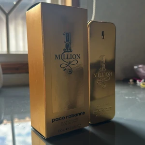 1 Million Eau de Toilette från Paco Rabanne - 1 Million från Paco Rabanne är en ikonisk herrparfym i en lyxig guldfärgad flaska med rektangulär form. Förpackningen är också guldfärgad och rymmer 100 ml. Doften är känd för sin fräscha, kryddiga och varma karaktär. Cirka 65ml kvar!!