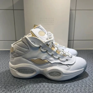 Maison Margiela x Reebok mid question - Tjena säljer nu dessa helt nya Maison Margiela skor. Box och dustbag ingår.