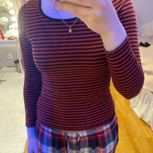 Röd och svart randig långärmad tröja från Kappahl - Väldigt gammal tröja men fortfarande bra skick