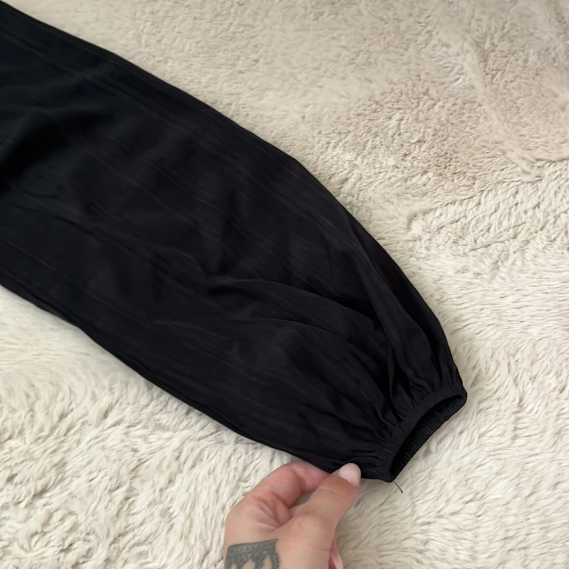 Svart croppad topp med puffärmar från SHEIN - 1