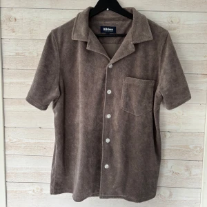 NIKBEN frotté skjorta✨ - Fin frotté skjorta från nikben | fint skick | riktigt skönt nu till sommaren | nypris: 899kr | pris kan diskuteras vid snabbköp 💌