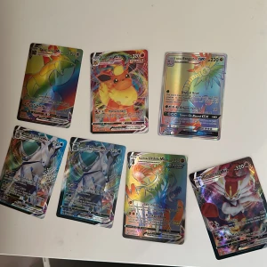 Pokémonkort - blandade VMAX och GX - Säljer sju Pokémonkort med holografisk finish, bland annat Flareon VMAX, Salamence VMAX, Orbeetle VMAX, Urshifu VMAX, Gardevoir VMAX, Blaziken VMAX och en GX-kort. Perfekt för samlare eller Pokémonfans!