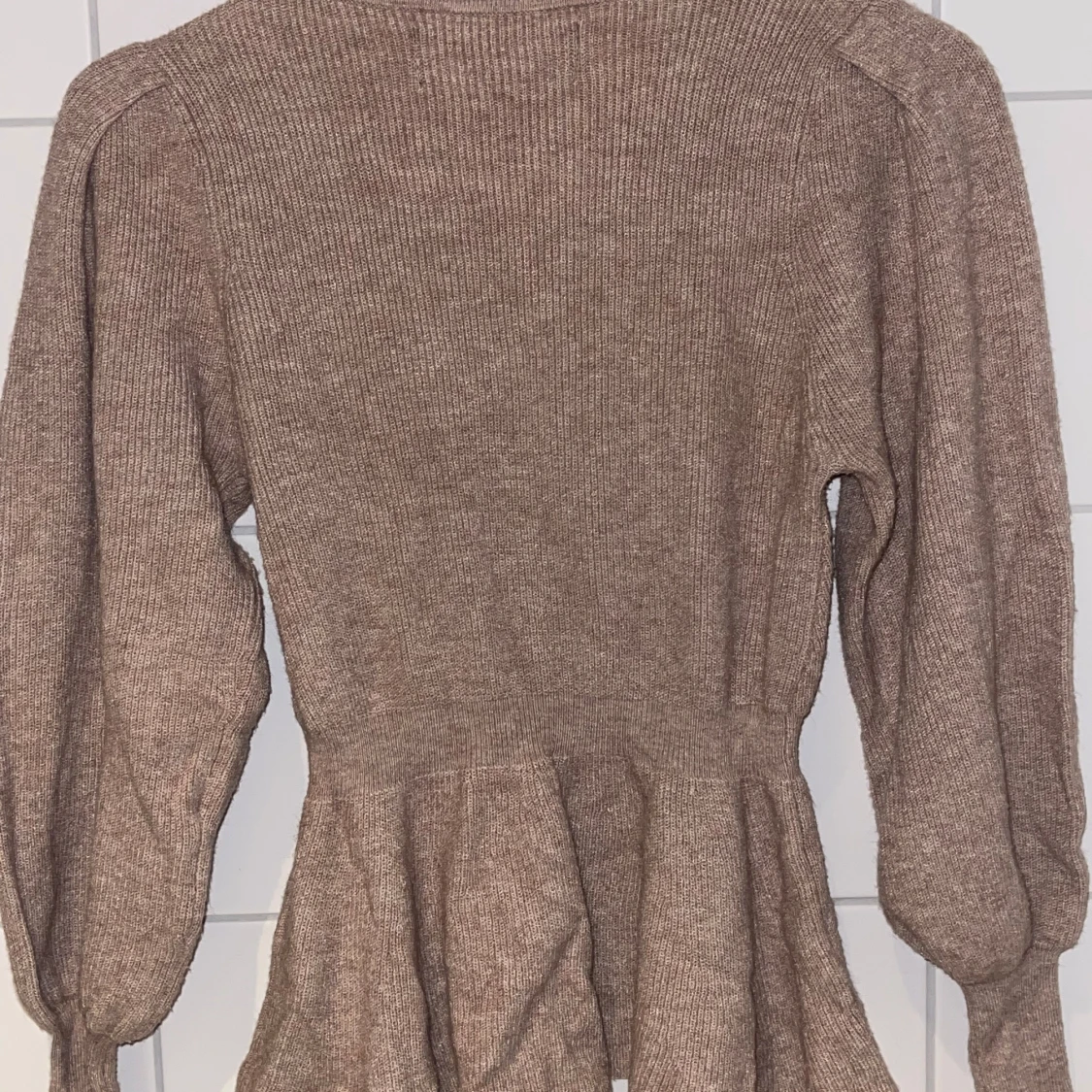 Beige stickad topp med volang från ONLY STUDIO - 2