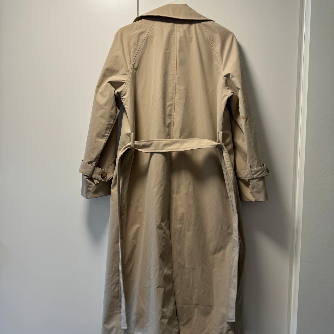 Beige trenchcoat med bälte och knappar - 1