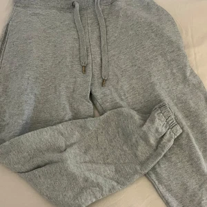 Mjukisbyxor  - jätte sköna mjukisar! har aldrig använt dom så dom är nästan som helt nya så inga defekter. vet inte vart dom är ifrån. 