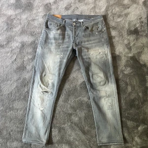 Gråa dondup George jeans  - Säljer ett par Dondup George grå destroyed jeans. Dessa e extremt populära och just denna modell är jättesvår att få tag på beggat. Skick 9/10, det är byxorna på bilden. Fraktas samma dag. Hör av dig vid frågor!
