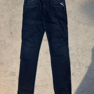 Mörkblå Replay jeansbyxor herr - Säljer ett par mörkblå jeansbyxor från Replay, modell M914Y. Byxorna har klassisk femficksdesign, raka ben och normal passform. Perfekta för dig som gillar stilrena och tidlösa jeans. Midjemått och längd är 32/32.