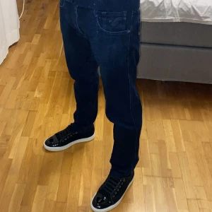 Replay anbass jeans - Tjena säljer dessa mörkblåa replay anbass jeans i storlek 32/32 i modellen slim fit. Skicket är 8,5/10, de har inga defekter eller skador, men jeansen är uppsydda lite så skulle säga att längden är 31. Jag på bilden är 176 och väger 62kg och de passar perfekt. Tveka inte att höra av dig om du har några frågor!