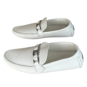 Louis Vuitton  - Louis Vuitton loafers. Storlek 9.5 / 43. Skick 9/10 som nya. Pris 2890kr finns att köpa här eller på Fashionels.com (våran hemsida) 