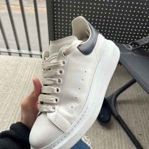 Alexander McQueens  - Size 40.5 men passar 41.5, bra skick sparsamt använda, kvitto etc finns