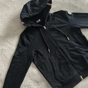 Svart moncler hoodie  - Snygg svart moncler hoodie den är skön najs snygg och alla guzzarna kommer gilla denna till och med grabbar så köp den så snabbt som möjligt.