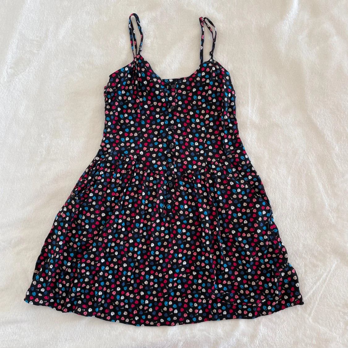 Svart kortklänning med hjärtmönster