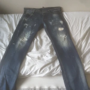Blå  jeans från Dsquared2 - Säljer ett par blå Dsquared2 jeans i mycket bra skick som är äkta. Jag säljer de pga att det är inte min stil.
