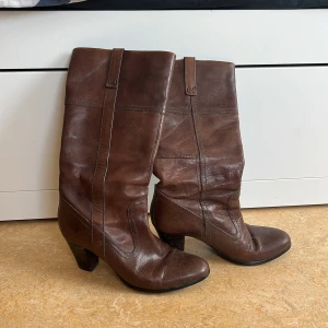 Bruna boots - Säljer dessa snygga boots från Vagabond som tyvärr är förstora för mig! Jättefin färg, bra kvalite och snygg klack. Köpta på sellpy för 360kr