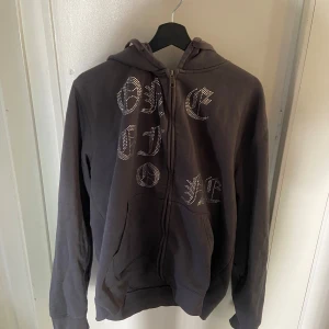 One of One zip hoodie  - Hej, jag säljer  en mörkgrå hoodie från One of One. Zip Hoodien är väldigt bekväm men en avslappnad passform. Dessutom är den i toppskick då den inte har nå defekter eller fläckar. Pris kan diskuteras. 