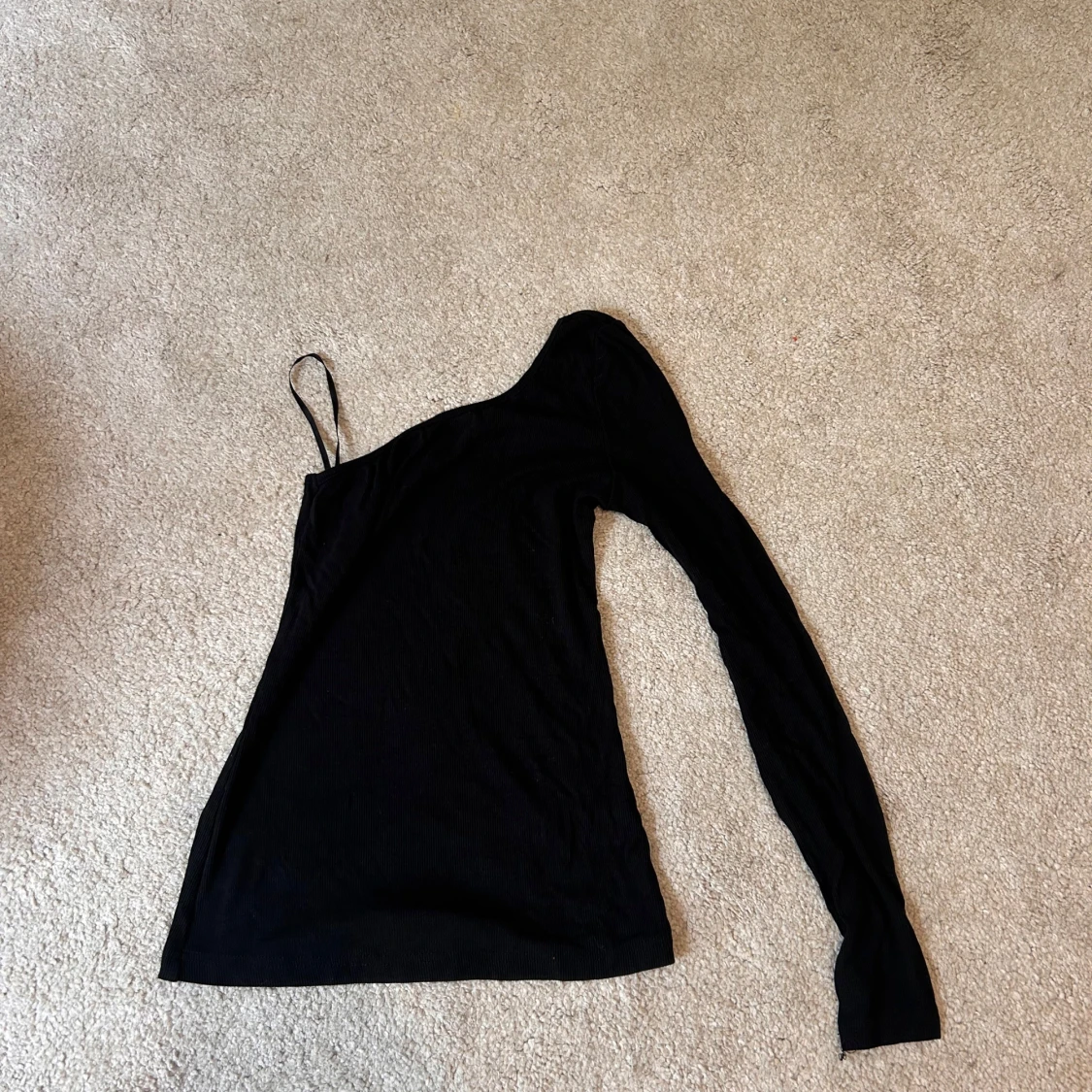 Svart ribbad oneshoulder topp - 1