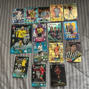 Samling fotbollskort - Limited Edition och specialkort - Säljer en samling fotbollskort med flera Limited Edition och specialkort. Bland annat Zlatan Ibrahimović, Cristiano Ronaldo, Olivier Giroud och andra kända spelare. Kort i olika färger och design, vissa med holografiska effekter och guldtryck. Perfekt för samlare av fotbollskort. Visa kort är från 2018 och 2020 om man vill ha ett av korten kontakta och skriv den då