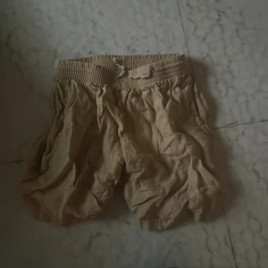 Beiga shorts med resår och snörning - Tja, säljer ett par beiga gant linneshorts kostade 1 och 3 ny pris men säljer för 150. Kommer även strykta så helt platta. Storlek M för 10-12 år.