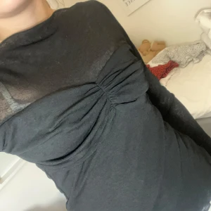 Svart långärmad topp - Säljer en svart långärmad topp.