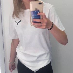Vit t-shirt från Puma - Vit t-shirt från Puma . Helt ny.