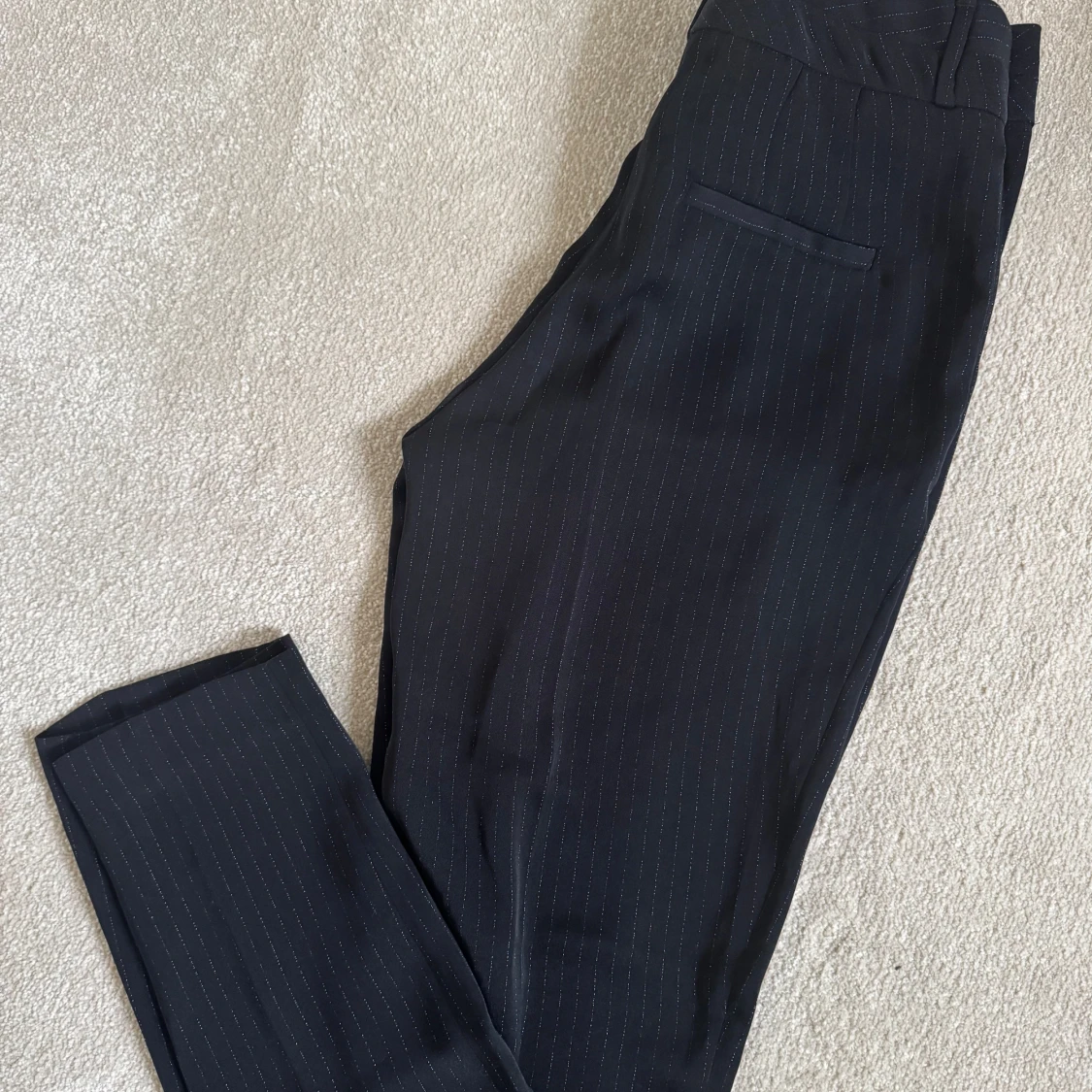 Svarta kostymbyxor med diskreta ränder