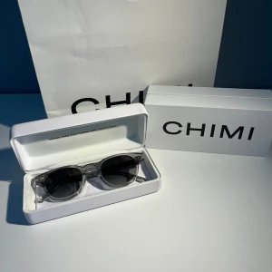 CHIMI solglasögon  - CHIMI 01 Grey. Modellen är klassisk och passar perfekt till sommaren. Kommer med originalfodral och förpackning.