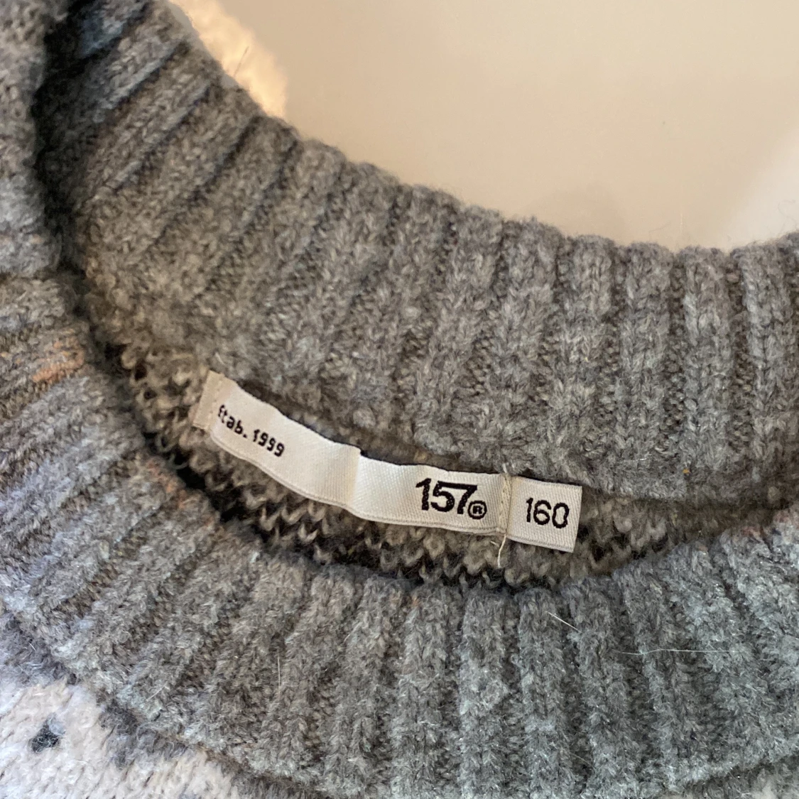 Grå stickad tröja med mönster - 3