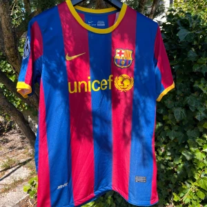 FC Barcelona 2010/11 tröja  - FC Barcelona säsong 10/11 hemma tröja. Andres Iniesta #8 på ryggen. Skick: 8/10 använd fåtal gånger, inga skador. Storlek L men sitter som M. Något osäker på autenticitet därav billigare pris, priset kan diskuteras. 