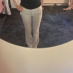 Beiga kostymbyxor bikbok - Biega kostymbyxor från bikbok, lågmifjafr lch bootcut 🥰
