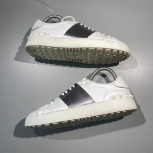 Valentino skor - Hej! Säljer nu mina skor från märket Valentino, storlek 37 bra skick, givetvis äkta. Tveka inte på att höra av dig om du har frågor eller funderingar kring skorna! 