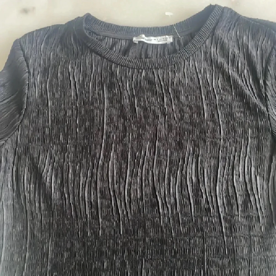 Svart plisserad topp från H&M - 2