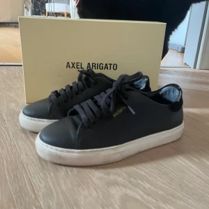 Axel Arigaro skor - Säljer mina sneakers från Axel Arigaro i storlek 37. Snygga och stilrena som passar till allt. Säljer då de inte kommer till användning. Skulle säga att dem är i nyskick då de endast är använda fåtal gånger. Enda defekten skulle vara att det är rester från klister kvar i hälarna (se bild) då jag tejapade dem pga skoskav. Inget som syns när man har skorna på sig och går nog bort med lite tålamod. Skriv vid frågor💗😊 pris kan diskuteras. Box och dustbag kommer med