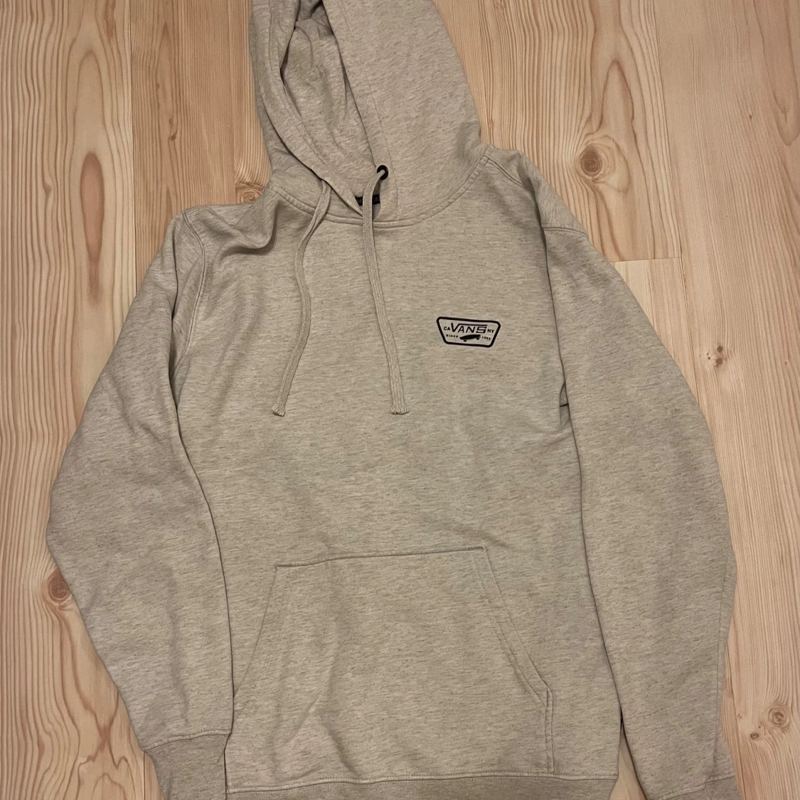 Ljusgrå hoodie från Vans