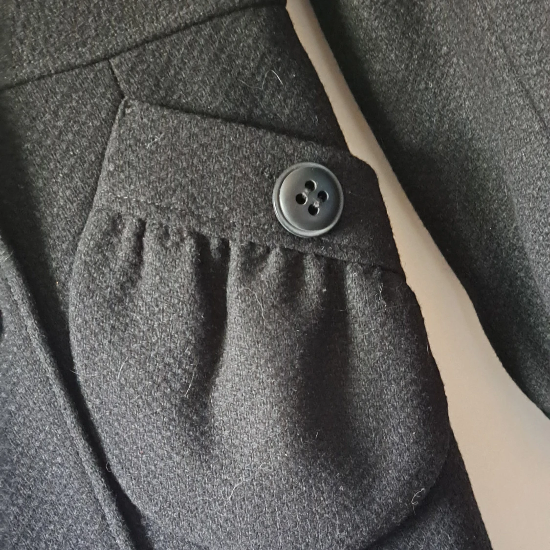 Svart kappa från Stockh LM med stora knappar - 2