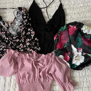 Paketpris 4 toppar  - Paketpris utgjord av 3 crop tops och 1 body. Bodyn är från Zara i storlek S. Den är låg i ryggen och banden är är krossade. Den blommiga off shoulder är i storlek S från BikBok. Mycket bra skick. Den puderrosa är i storlek S, men vet inte märket på den. Väldigt bra skick. Den svarta långärmade toppen är endast använd en gång. Märket är från Zara, storlek M men passar bättre på S. Volanger vid brösten och lite öppen vid ryggen.